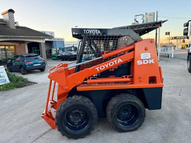 MINI CARREGADORA TOYOTA